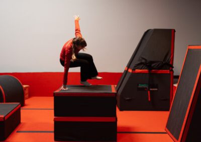 NJ Gymnastics Parkour Hindernisse überspringen